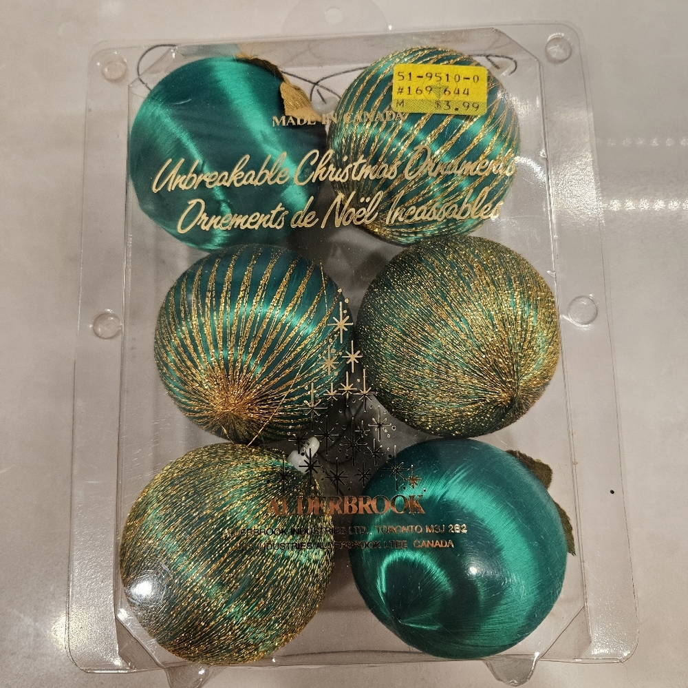 Alberbrook Unbreakable Christmas Ornaments green and gold, Made in Canada